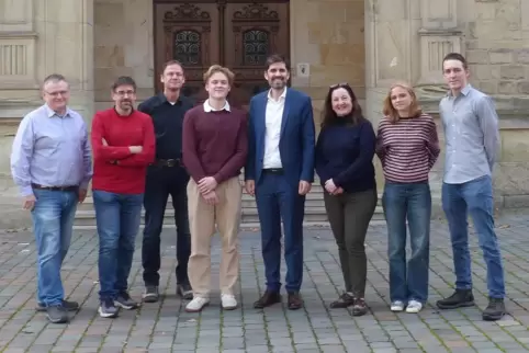 Wünsche nach Ganztagsschule thematisiert: Vertreter des Gymnasiums am Kaiserdom mit Bildungsminister Sven Teuber (Vierter von re