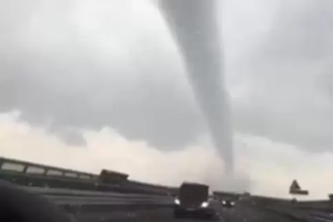 Bei Freinsheim wurde dieser Tornado 2019 so von unterwegs aus gefilmt.