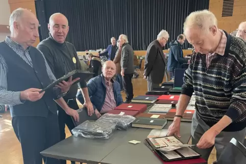 Unser Bild zeigt v.l. den jahrzehntelangen Vorsitzenden Wolfgang Pausch, den jetzigen Vorsitzenden Ben Stoner und (ganz rechts) 