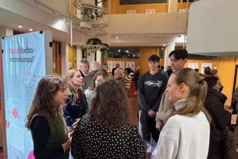 Pauline Kühn (links) von der Friedrich-Ebert-Stiftung nutzte bei der Ausstellungseröffnung die Gelegenheit, mit Schülern eines S