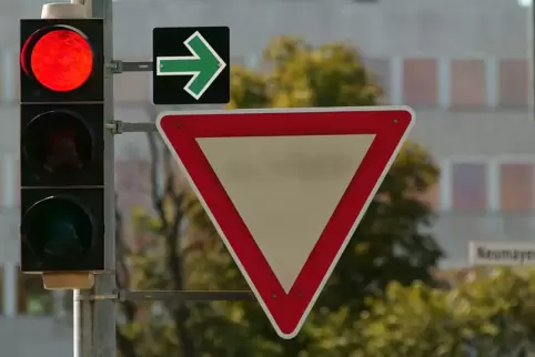 Der Grüne Pfeil wurde in der DDR erfunden und in Westdeutschland übernommen. Der Grüne Pfeil wurde in der DDR erfunden und in Westdeutschland übernommen.