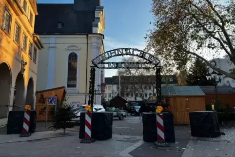 Frankenthaler Weihnachtsmarkt: mobile Zufahrtssperren am Zugang Wormser Straße.