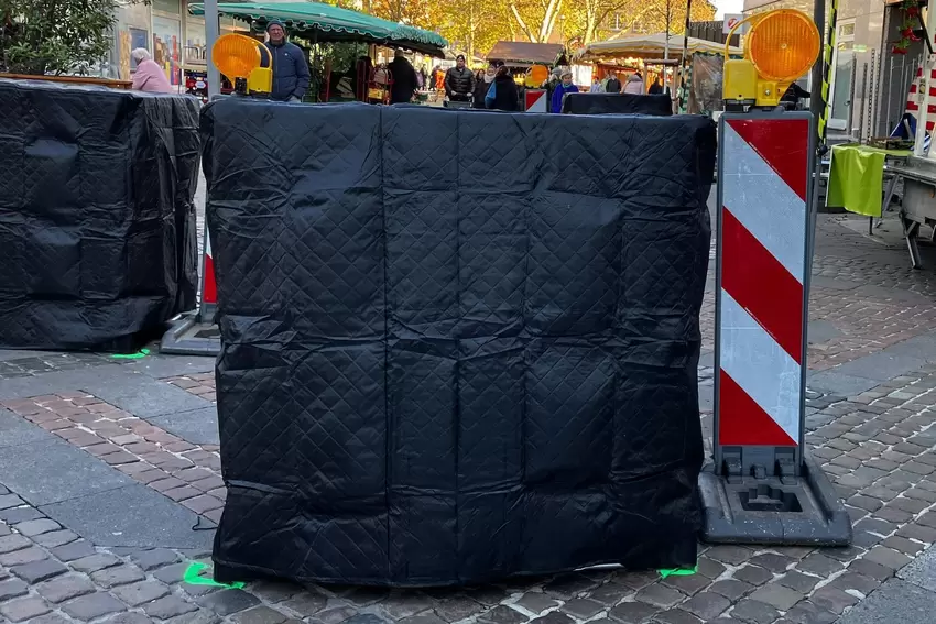 Die Sperren sollen verhindern, dass Attentäter mit einem Fahrzeug auf den Frankenthaler Weihnachtsmarkt rasen.