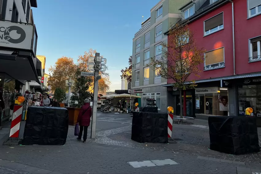 Die Zufahrtssperren in der Bahnhofstraße in Frankenthal.