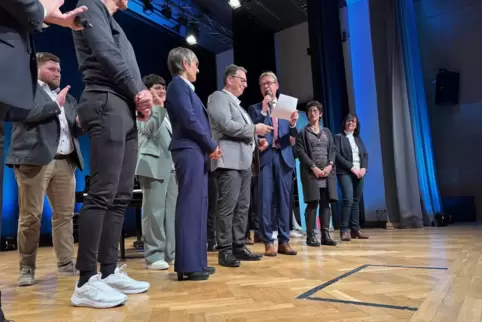 CDU-Bundestagsabgeordneter Thomas Gebhart (In der Mitte rechts) und Heinz Pollini.