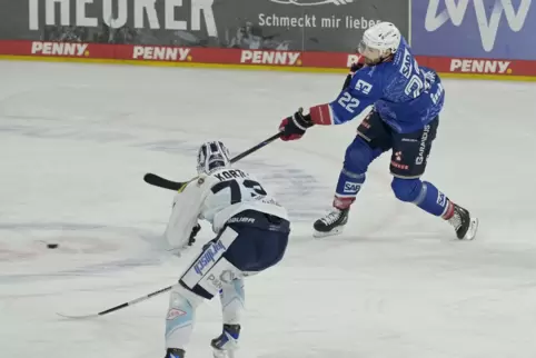 Matthias Plachta erzielt mit dem Tor zum 1:0 für die Adler sein 200. DEL-Tor.
