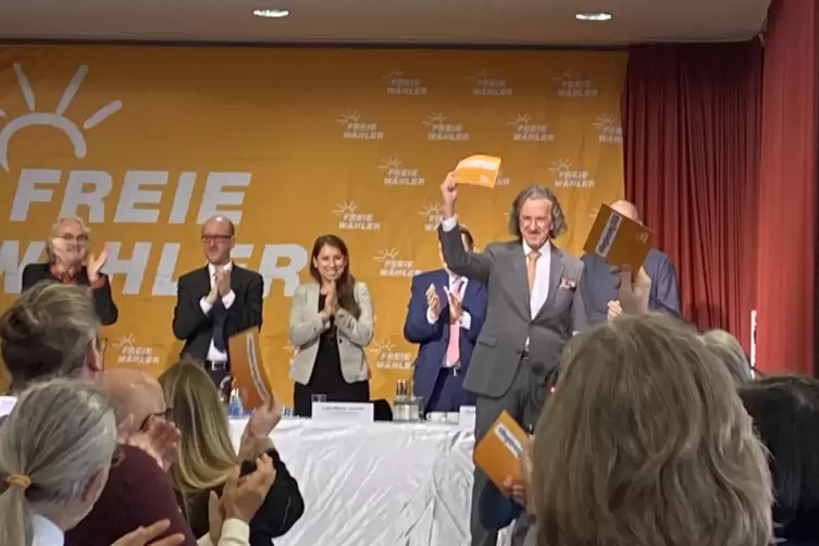 Joachim Streit (60), der mit dem Zettel, ist die unangefochtene F&uuml;hrungsfigur der Freien W&auml;hler. 