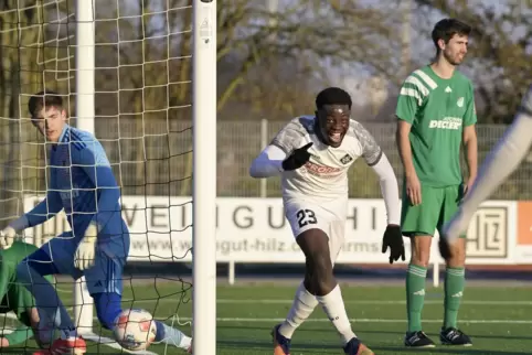 Guter Start: Yassin Memokoh jubelt nach seinem Treffer 1:0 für Arminia Ludwigshafen.