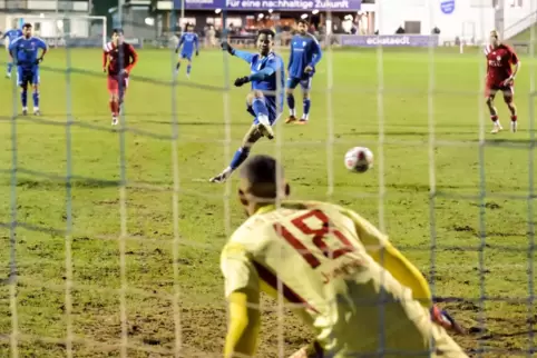 Andrew Wooten lässt Steinbachs Milan Junghans keine Chance. Er trifft per Elfmeter zum 1:0.