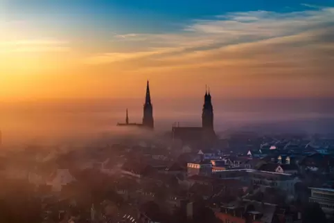 Ökumene auf einem Bild: die protestantische Gedächtniskirche und die katholische Kirche St. Joseph in Speyer. 
