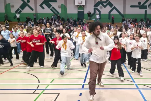 Tanzen wie der Hip-Hop-Weltmeister: Nach dem Pokal gibt Gabriel Hermes einen Workshop, bei dem jeder mitmachen darf.