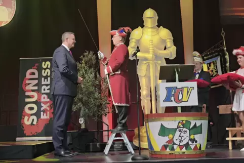 Ritterschlag für den Ministerpräsidenten Alexander Schweitzer (links) in Frankenthal: Graf Harald der I. vun de Saar und uff de 