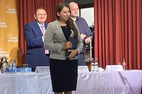 Lisa-Marie Jeckel, die Pateivorsitzende, nimmt den Beifall der Basis erfreut entgegen. 