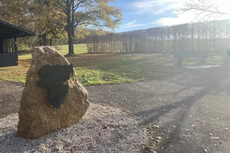 Dieser Stein am Ortsrand von B&auml;renbach markiert den geografischen Mittelpunkt von Rheinland-Pfalz.