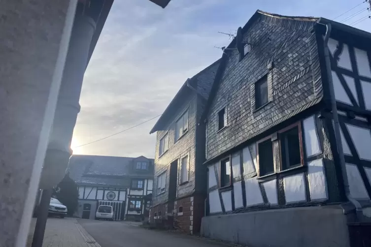 B&auml;renbach z&auml;hlt 470 Einwohner und viele sch&ouml;ne, alte Geb&auml;ude: Fachwerkh&auml;user und zahlreiche mit Schiefer verschindelte.
