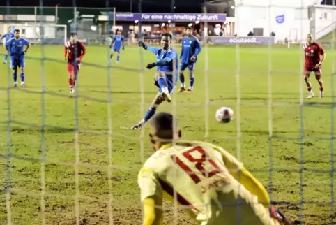 Andrew Wooten lässt Steinbachs Torhüter Milan Junghans keine Chance: 1:0 für Mechtersheim per Elfmeter. 