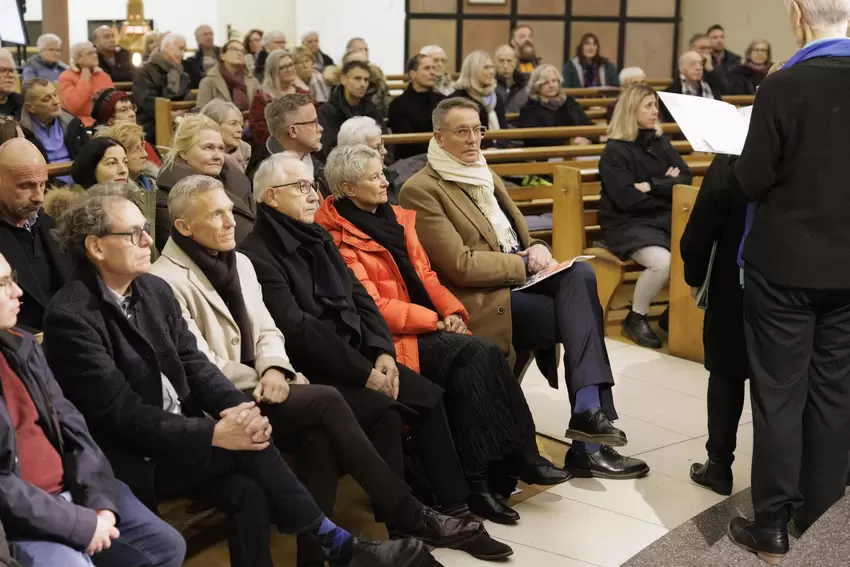 Rund 100 Gäste verfolgten die Eröffnung der Spendenaktion in der Apostelkirche.
