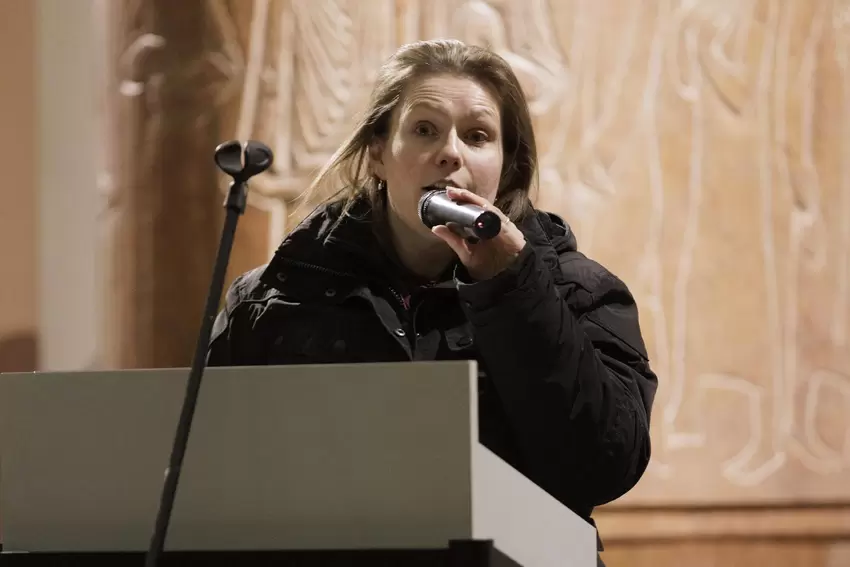 Pfarrerin Nicole Bizik, die Hausherrin der Apostelkirche, begrüßte die Gäste bei der Eröffnungsveranstaltung.
