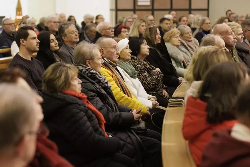 Die Eröffnungsveranstaltung findet im jährlichen Wechsel in der Apostel- und der Marienkirche statt.