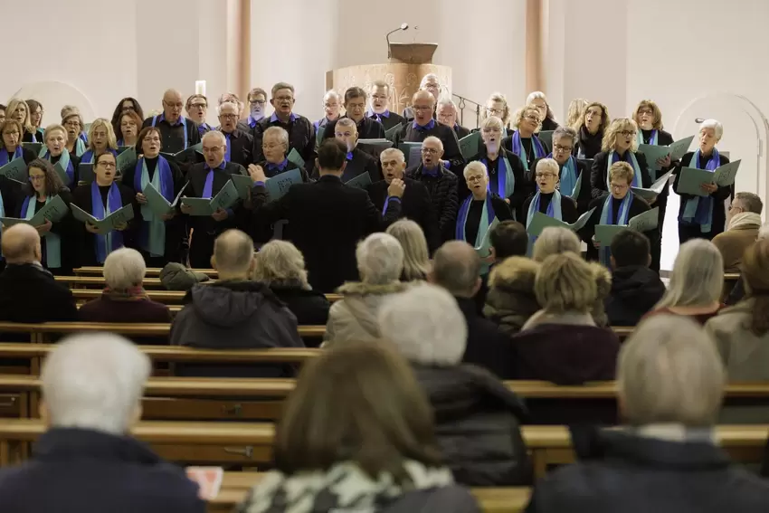 Sechs Stücke präsentierten die Gospelsingers in der Apostelkirche.