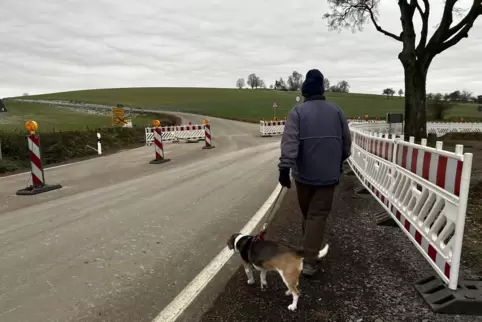 Die Straße ist noch nicht freigegeben. Vor allem am Wochenende schieben Autofahrer aber die Absperrungen beiseite und fahren dur