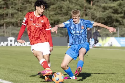 Mohamed Benslaiman (links) von der U19 des FCK spielt einen Pass, den der Heidenheimer Hannes Burkhardt verhindern will. 