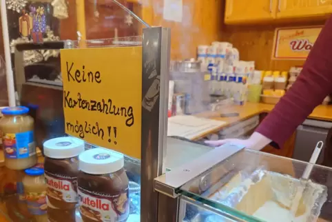 So sieht es an der Mehrheit der Hütten in Ludwigshafen aus: Nur Barzahlung geht.
