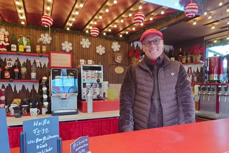 Am Gl&uuml;hwein-Stand von Lothar Honecker aus Mutterstadt gibt es vieles &ndash; aber nur f&uuml;r Bares. 