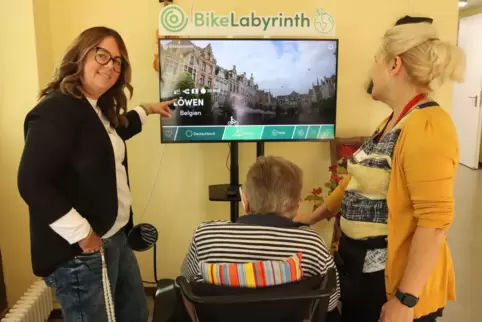 Stefanie Wolff (links), Leiterin der Sozialen Betreuung, weist Bewohnerin Renate Trippen (auf dem Bike) in die Erkundungstour ei