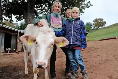 Auf Tatis Farm in Walshausen leben mehr als 100 Tiere. Zu Besuch bei Tatjana Schweickert und ihrem Rind Raffaelo sind oft Ferien
