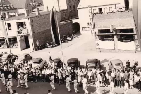 Das Zweibrücker Central-Kino, aufgenommen bei einem Faschingsumzug. 