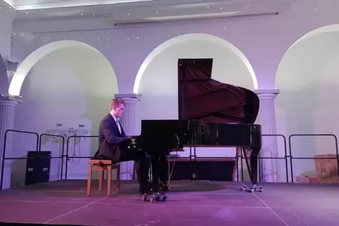 Souveräner Auftritt: Pianist Joseph Moog (37) im Palais Schloss Wachenheim.