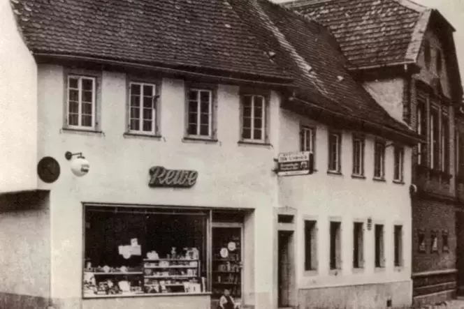 Dieses Foto auf einer alten Ansichtskarte zeigt die ehemalige Gaststätte von Helene Weber. Dieses Foto auf einer alten Ansichtskarte zeigt die ehemalige Gaststätte von Helene Weber.