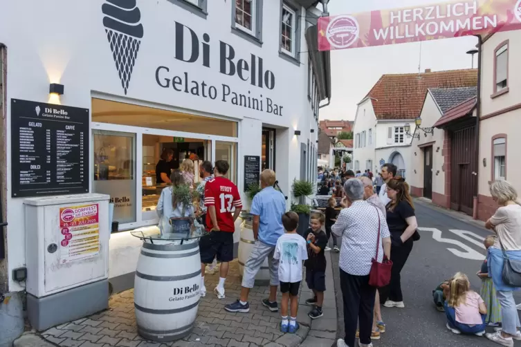 Nach vielen Jahrzehnten ist das bekannte Haus am Eingang zur K&auml;ndelgasse wieder ein Lokal. Im Sommer bilden sich dort wegen des 