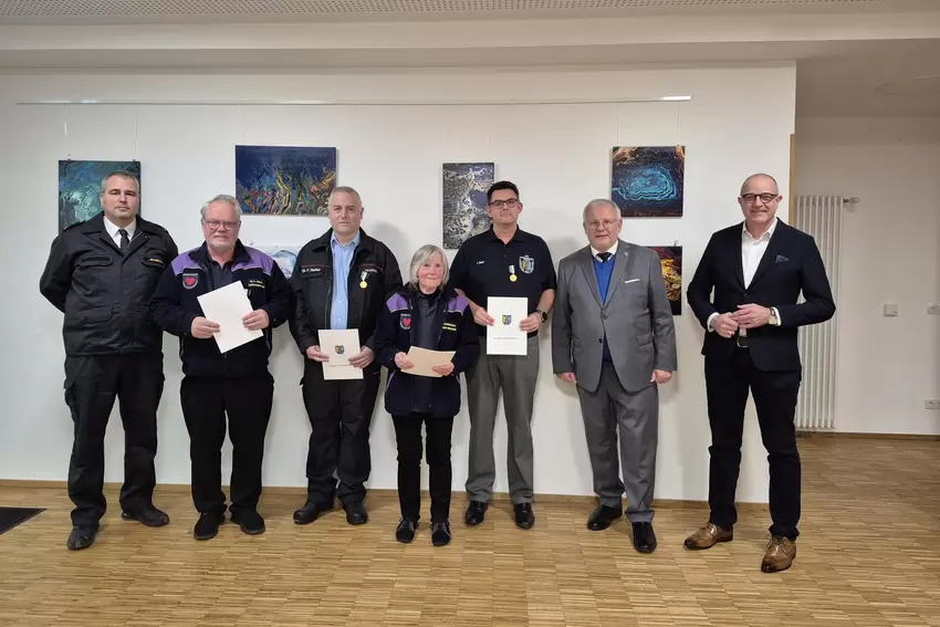Ehrungen beim Katastrophenschutz: Sascha Schwenk, Pfarrer Karl-Ludwig Hauth, Frank Fischer, Ingeborg Schaumann, Dirk Ehrler, Ihl