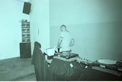 Eines der ausgestellten Fotos aus dem Berlin der 1990er.