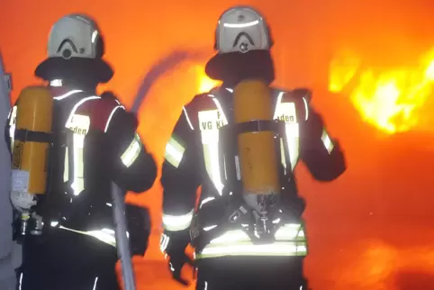  Ein mächtiges Flammenmeer schlug den Feuerwehrleuten am Montagmorgen aus der DRK-Rettungswache in Kirchheimbolanden entgegen. 