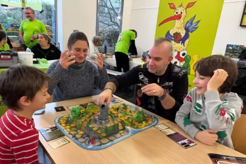 Familie Bug kommt jedes Jahr zur Spieleausstellung und Spielenacht ins Evangelische Gemeindezentrum in Iggelheim und freut sich,