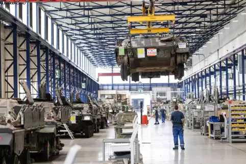 „Marder“-Panzer in einer Fertigungshalle von Rheinmetall.