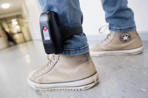 Nähert sich ein verurteilter Gewalttäter mit elektronischer Fußfessel dem Opfer, werden die betroffene Frau und die Polizei über