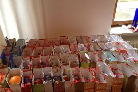 An Lebensmitteln sparen, keine Ferien im Sommer, so sieht der Alltag vieler Betroffener aus. Die Weihnachtsaktion bringt Hilfe o An Lebensmitteln sparen, keine Ferien im Sommer, so sieht der Alltag vieler Betroffener aus. Die Weihnachtsaktion bringt Hilfe o
