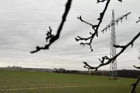 Nördlich der Stromleitung zwischen Reifenberg und Schmitshausen könnten sechs Windräder entstehen. Reifenberg und das Kapellchen