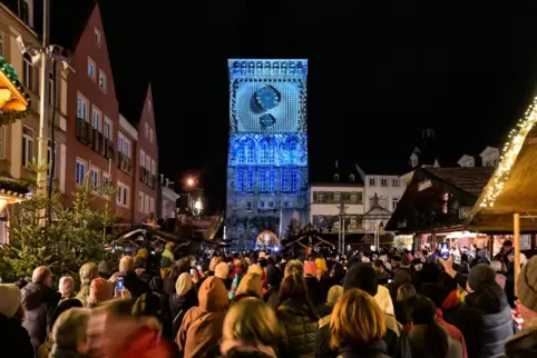 Leuchtendes Spektakel: Der Weihnachtsmarkt ist eröffnet. Er wird von einer Lichtshow am Altpörtel begleitet.