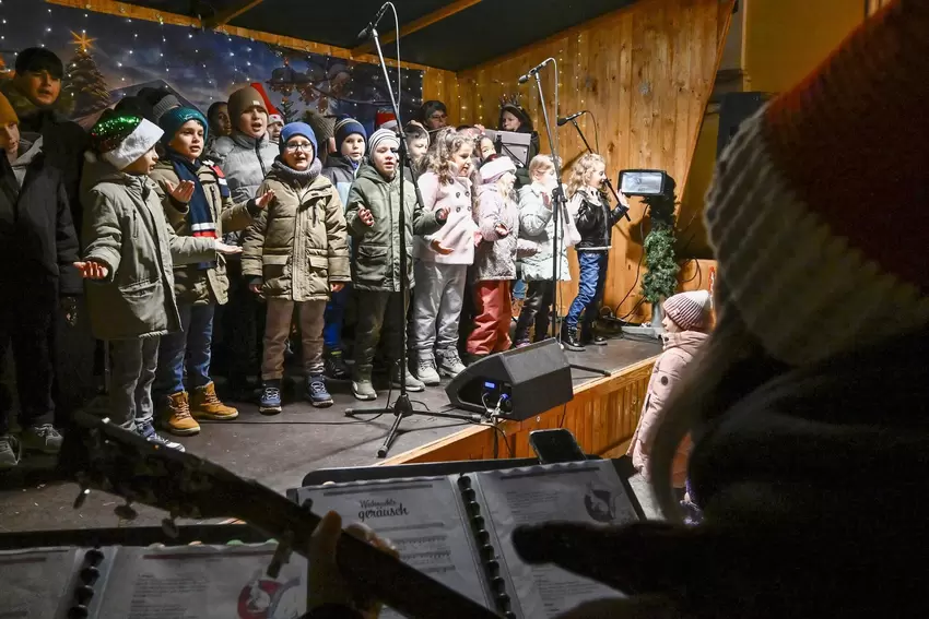 Die Pestalozzi-Grundschüler bei der Eröffnung des Frankenthaler Weihnachtsmarkts.
