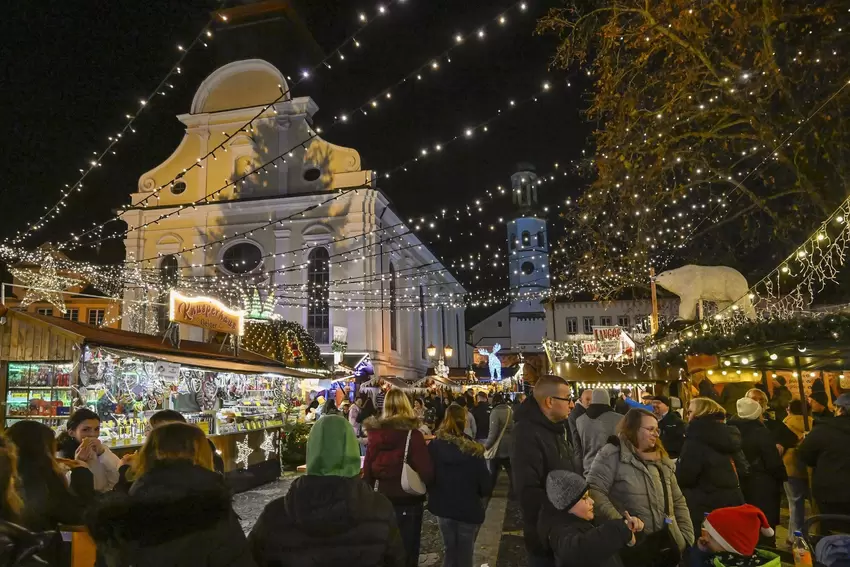 Blick über den Frankenthaler Rathausplatz mit dem Weihnachtsmarkt.