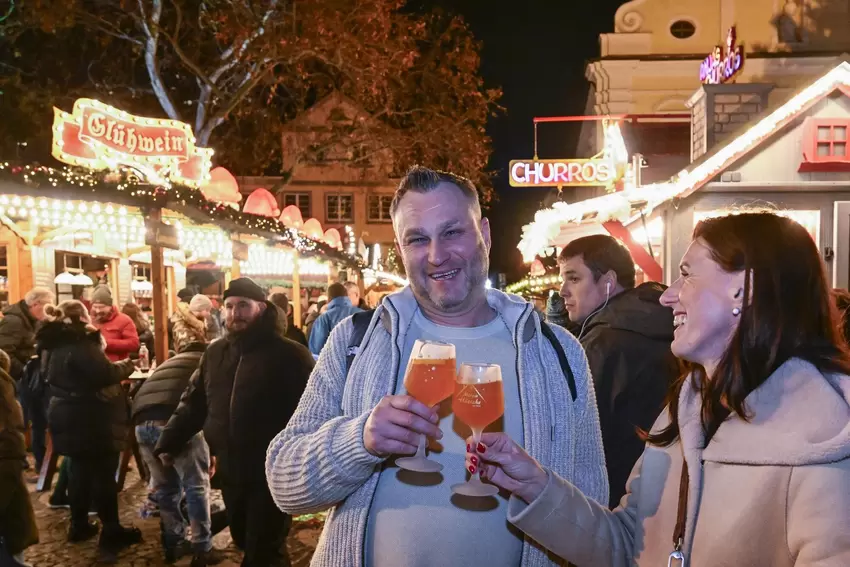Genießen auf dem Weihnachtsmarkt einen warmen Aperol (von links): Christian Weber aus Worms und die Frankenthalerin Veronika Roz