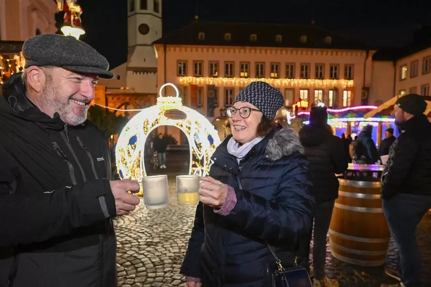 Ein Tässchen auf dem Weihnachtsmarkt in Frankenthal (von links): Andreas Handstein und Iris Knebel.