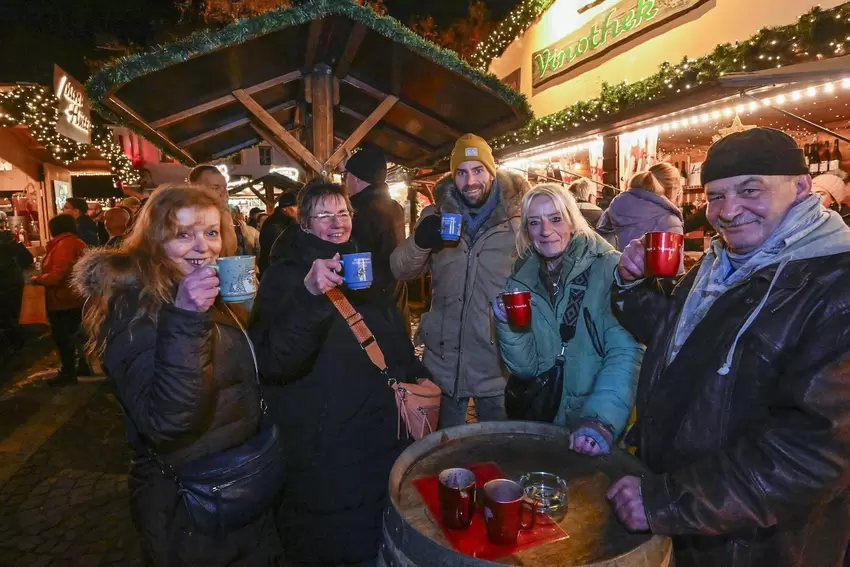 Freunde treffen und den ersten Glühwein trinken: Frankenthaler an Inges Glühweinstand.