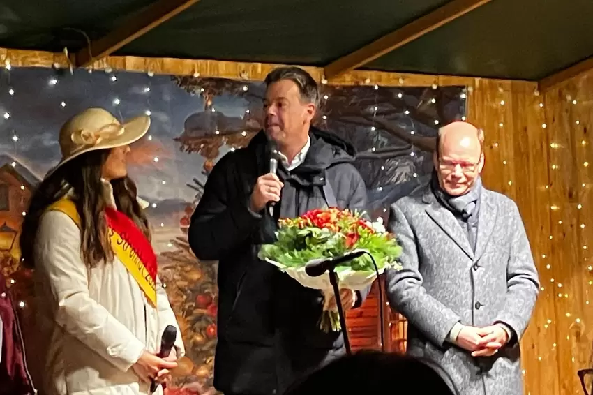 Frankenthals Oberbürgermeister Nicolas Meyer (Mitte), Miss Strohhut Larissa Kießling und Bürgermeister Bernd Knöppel (rechts) be