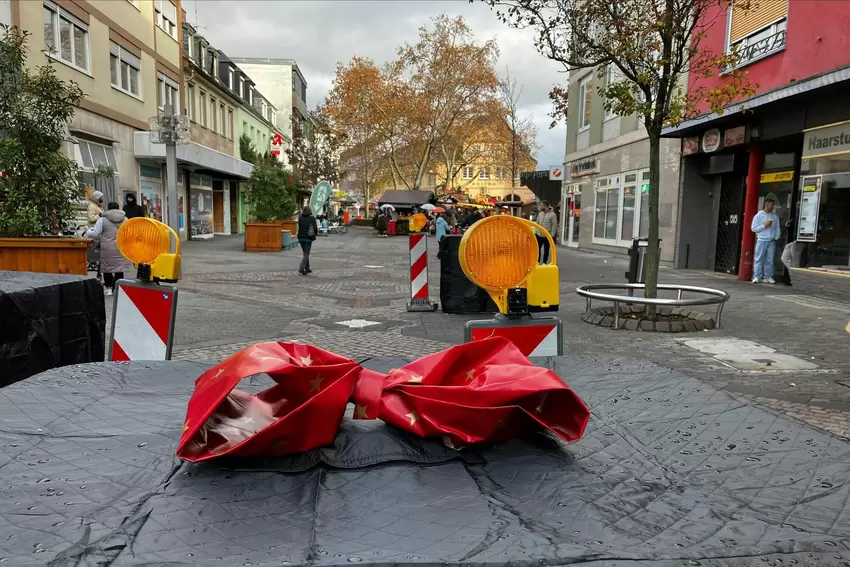 Die mobilen Sperren an den Zufahrten des Frankenthaler Weihnachtsmarkts haben ein rotes Schleifchen erhalten, hier in der Bahnho